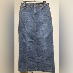 Ladies Denim Skirt.